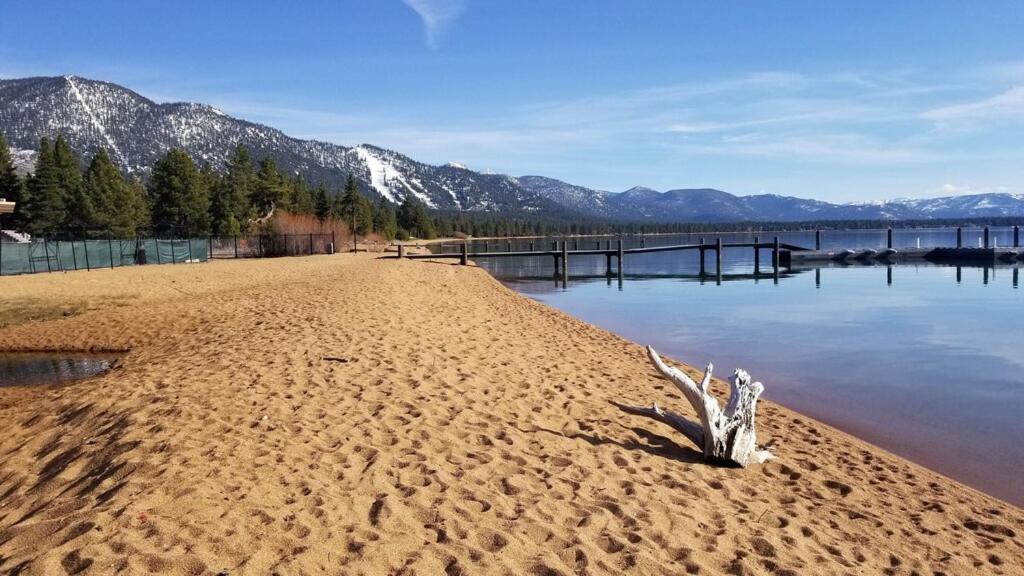 Gondola Tahoebeach Club *